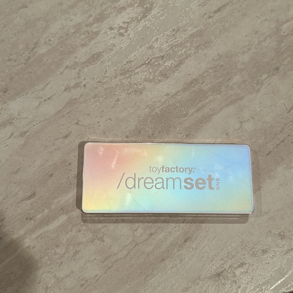 Dreamset one. The is cream, light, brown, dark, brown and pink. - Picture 2 of 2